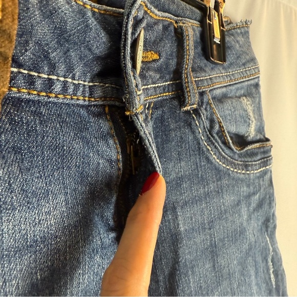 Candies Jeans Blue Denim Stretch
Cuffed Capri Size 3 (28x14) - Picture 6 of 9